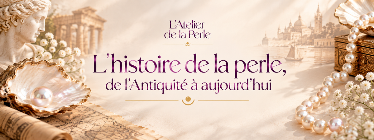 Buste antique, temple grec et paysage côtier historique en arrière-plan, coquille nacrée avec une perle, collier de perles et carte ancienne au premier plan, avec le texte "L'Atelier de la Perle — L'histoire de la perle, de l'Antiquité à aujourd'hui"