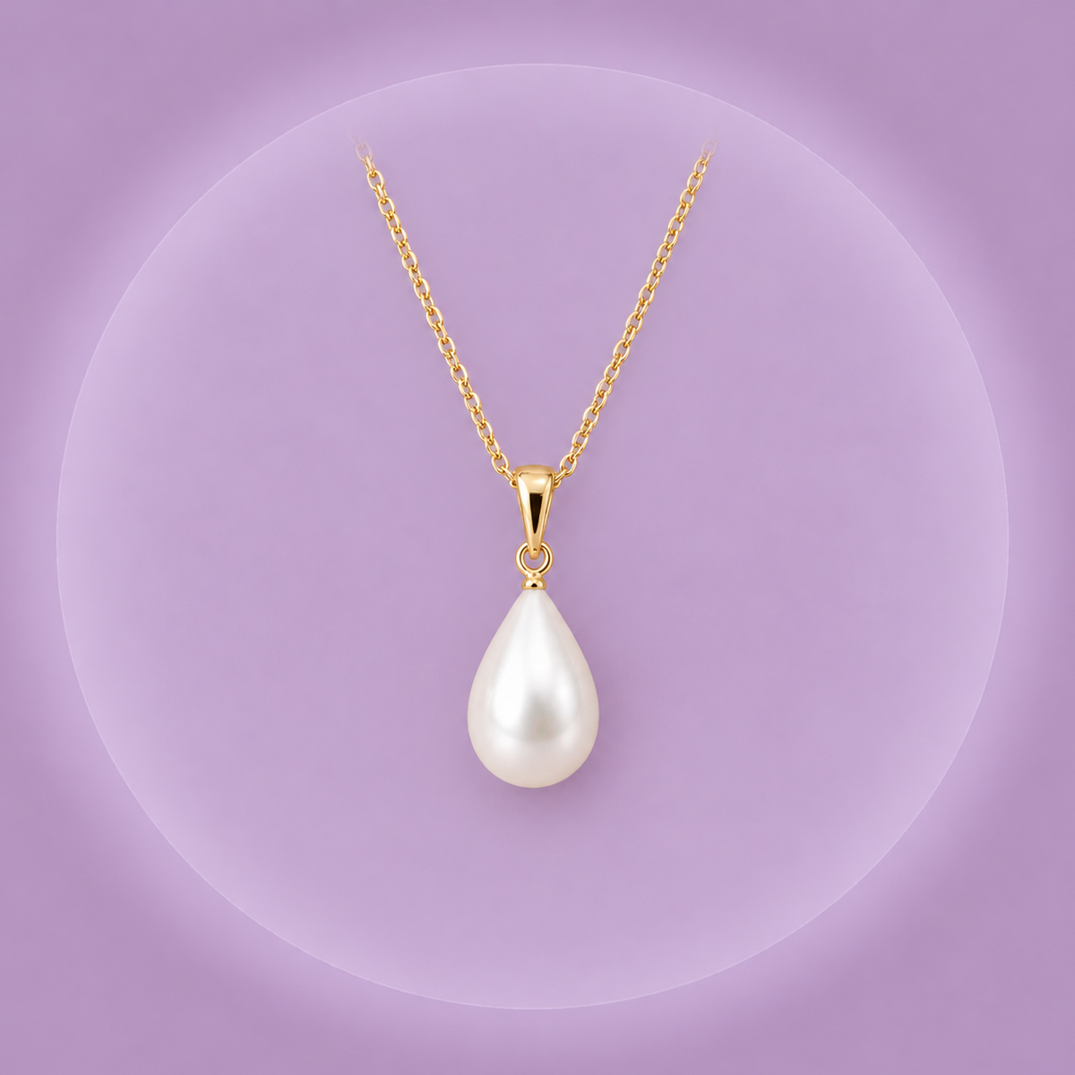 Pendentif en perle de culture blanche en forme de goutte d'eau, suspendu à une chaîne plaqué or 18K, sur fond violet