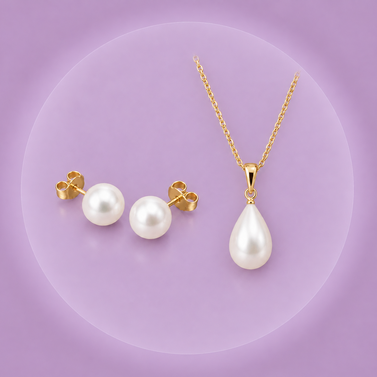 Paire de boucles d'oreilles et pendentif assorti en perle de culture blanche, montures plaqué or 18K, posés sur fond violet