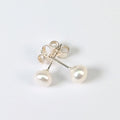 Boucle d'oreille clou Diana en argent 925 avec perle de culture blanche en forme de bouton, environ 5mm, nacrée, posée sur fond blanc