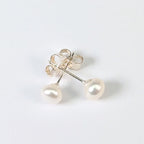 Boucle d'oreille clou Diana en argent 925 avec perle de culture blanche en forme de bouton, environ 5mm, nacrée, posée sur fond blanc