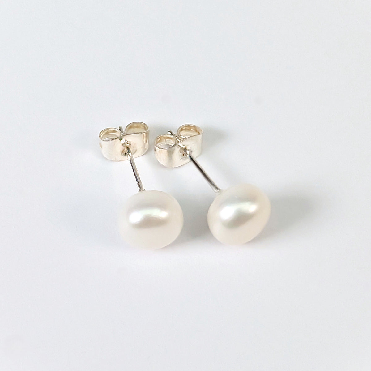 Boucle d'oreille clou Diana en argent 925 avec perle de culture blanche en forme de bouton, environ 7mm, nacrée, posée sur fond blanc