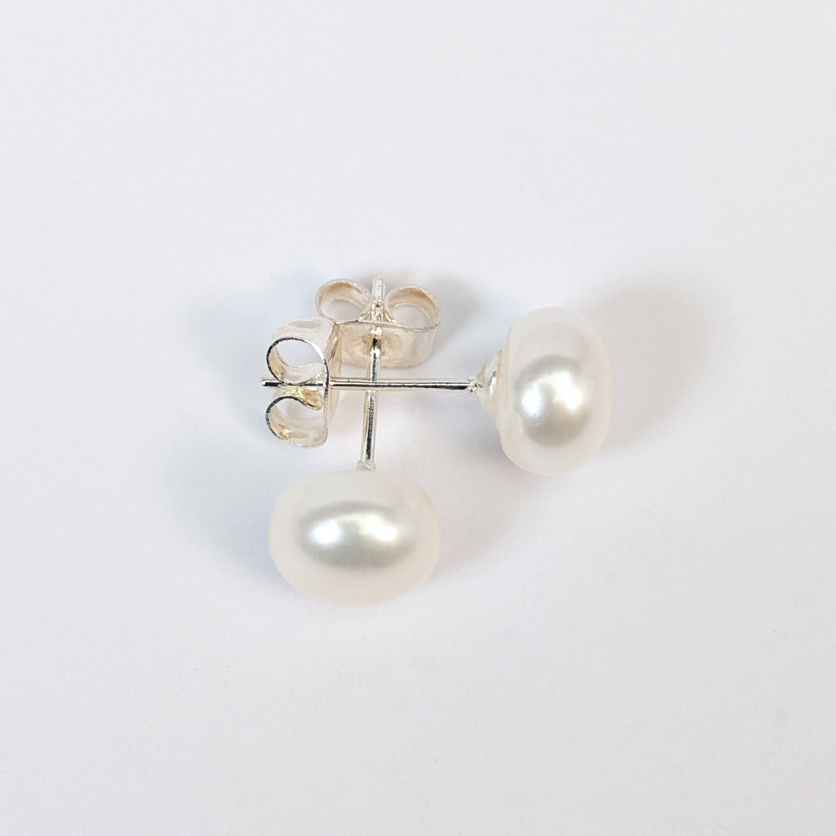 Boucle d'oreille clou Diana en argent 925 avec perle de culture blanche en forme de bouton, environ 8mm, nacrée, posée sur fond blanc