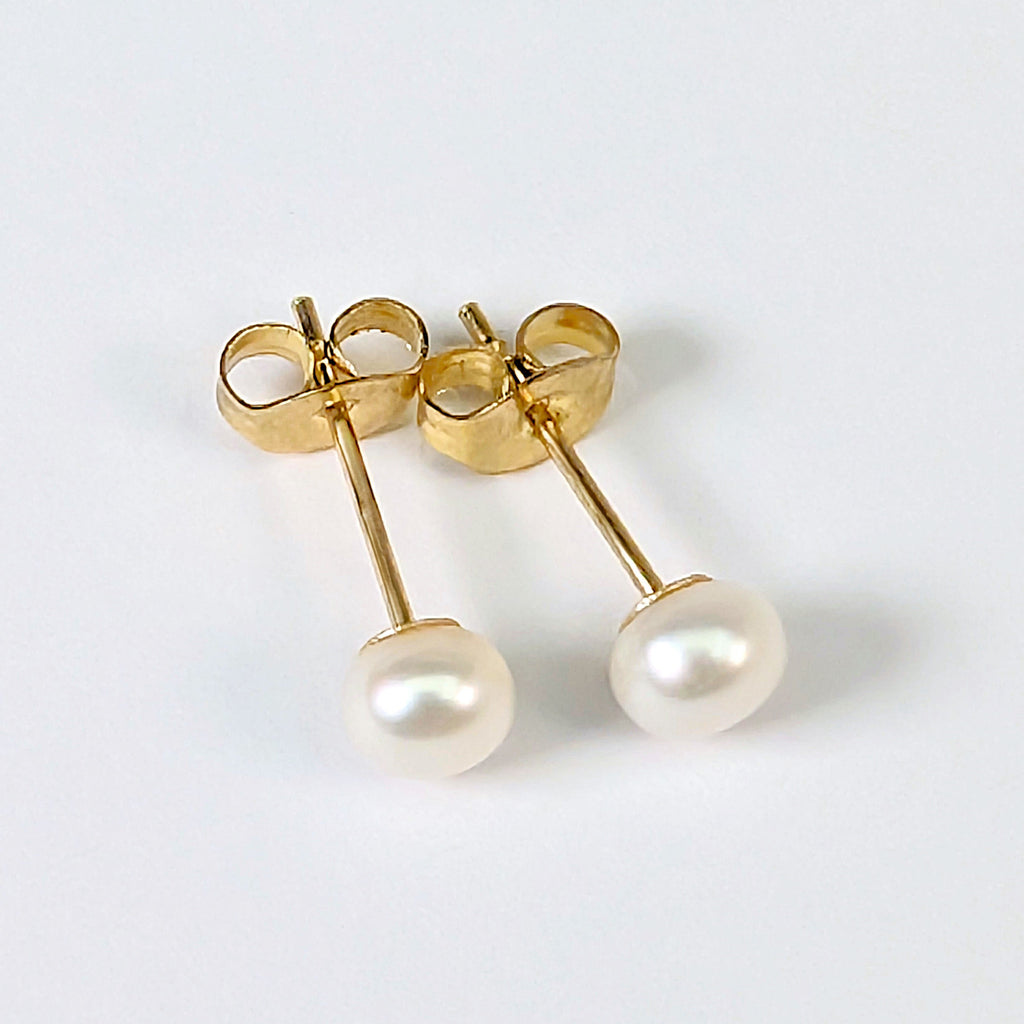Boucle d'oreille clou Diana en plaqué or 18K avec perle de culture blanche en forme de bouton, environ 5mm, nacrée, posée sur fond blanc