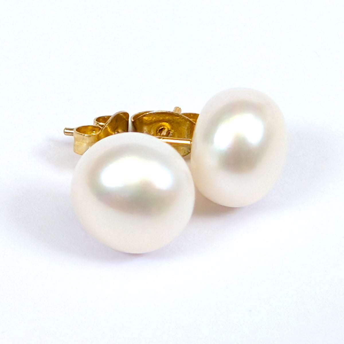 Boucle d'oreille clou Diana en plaqué or 18K avec perle de culture blanche en forme de bouton, environ 8mm, nacrée, posée sur fond blanc