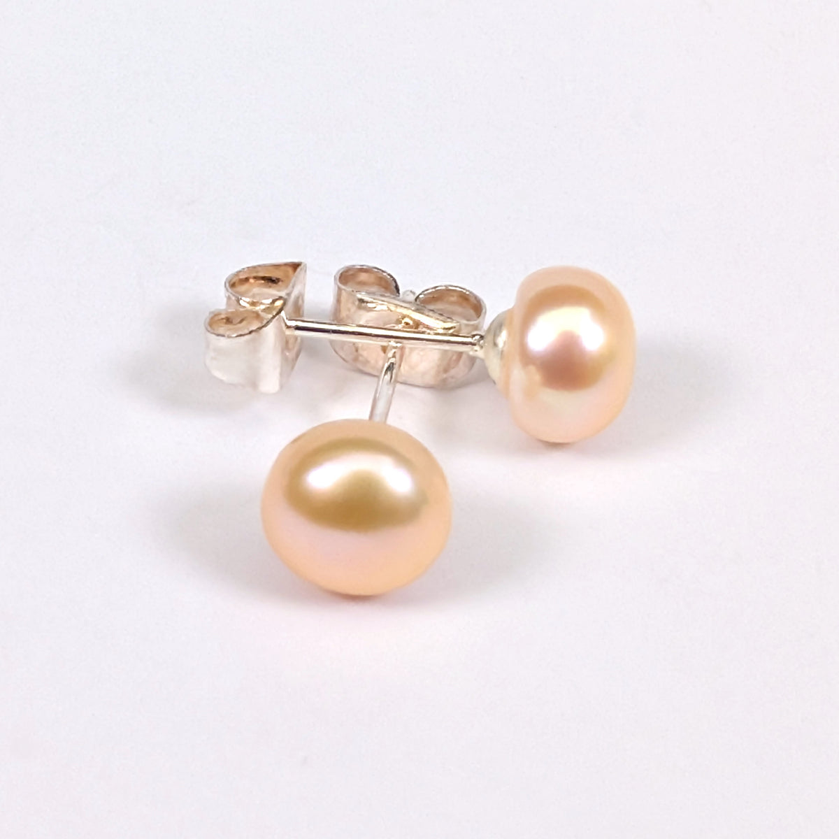 Boucle d'oreille clou Diana en argent 925 avec perle de culture rose pâle en forme de bouton, environ 6mm, nacrée, posée sur fond blanc