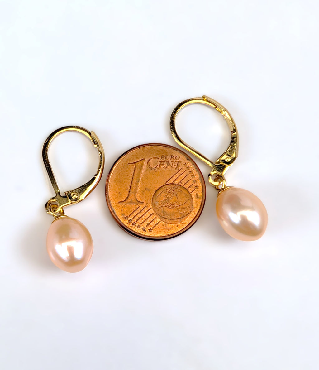 Boucles d'oreilles Aphrodite à côté d'une pièce d'1 centime pour comparaison de taille, perle de culture rose en forme de goutte d'eau