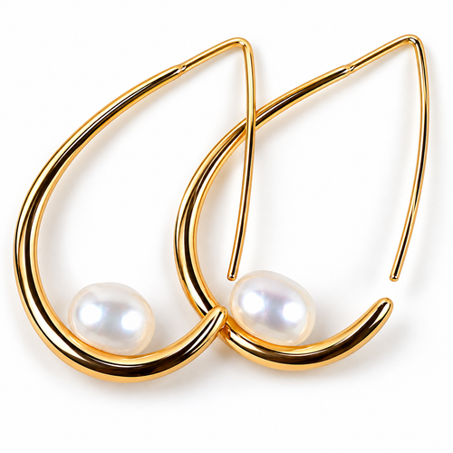Boucles d'oreilles Calypso croisées sur fond blanc, montrant la monture pendante ouverte en plaqué or 18K et la perle de culture blanche en forme de bouton de 8mm