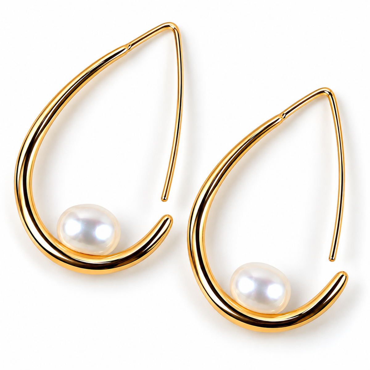 Paire de boucles d'oreilles Calypso posées à plat côte à côte sur fond blanc, montures pendantes ouvertes en plaqué or 18K et perles blanches en forme de bouton