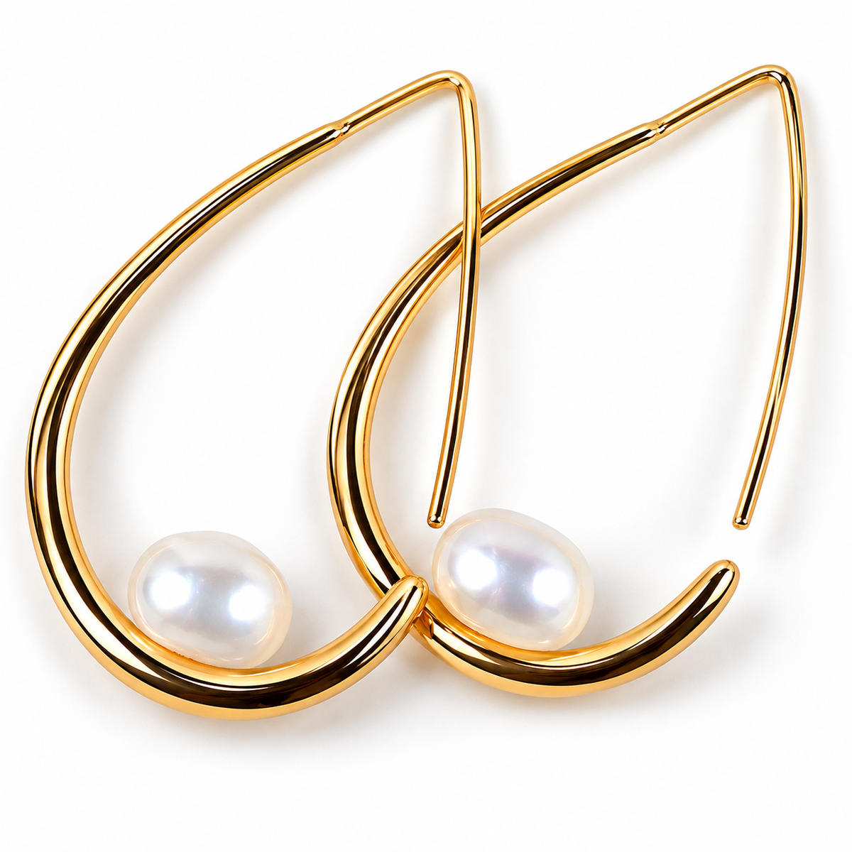 Boucles d'oreilles Calypso croisées, montrant la monture pendante ouverte en plaqué or 18K et la perle blanche en forme de bouton