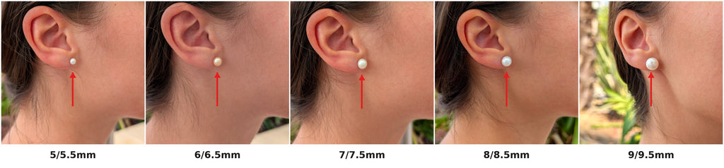 Comparatif visuel de cinq tailles de perles de culture portées à l'oreille, de 5/5.5mm à 9/9.5mm, chaque photo annotée d'une flèche rouge indiquant la taille de la perle